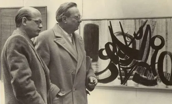 Foto: Stiftung Domnick Ottomar Domnick und Willi Baumeister vor einem Werk von Hans Hartung