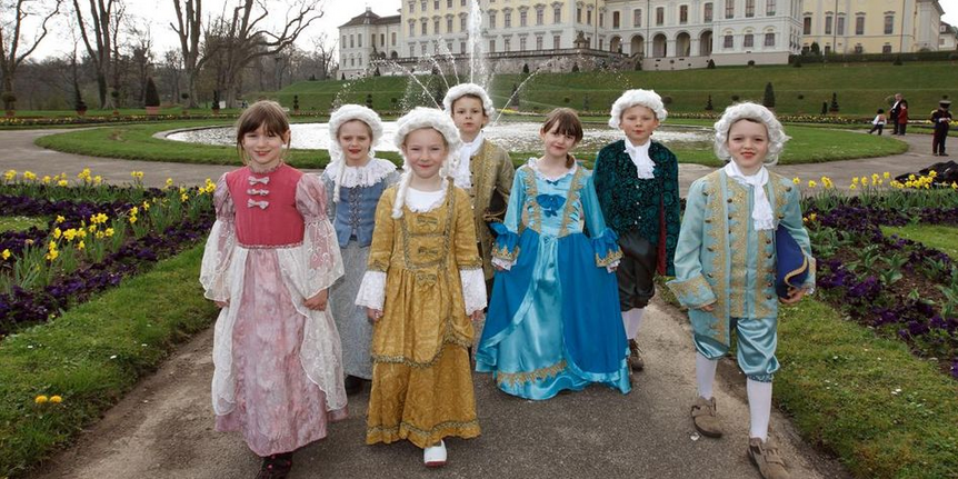 Kostümierte Kindergruppe vor Residenzschloss Ludwigsburg