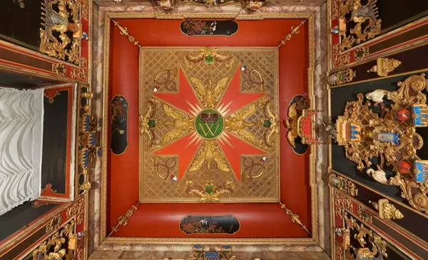 Foto: Staatliche Schlösser und Gärten Baden-Württemberg, Arnim Weischer Residenzschloss Ludwigsburg, Innen, Darstellung des Ordens an der Decke des Lackkabinetts im Jagdpavillon