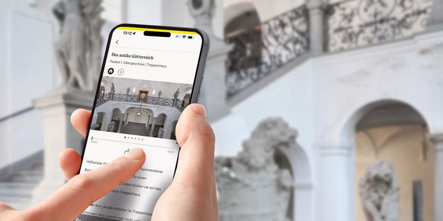 Smartphone mit Station vor dem Treppenhaus im Neuen Schloss Meersburg