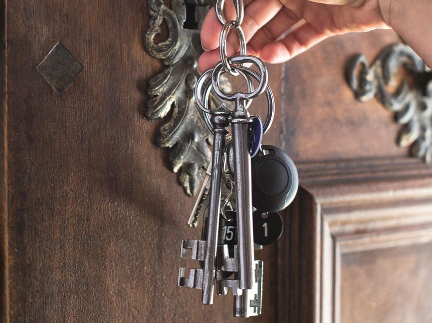 Foto: Staatliche Schlösser und Gärten Baden-Württemberg, Niels Schubert Jemand macht mit einem Schlüssel eine Tür auf