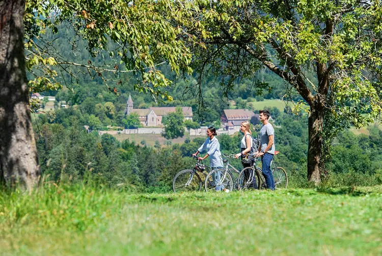 Foto: Staatliche Schlösser und Gärten Baden-Württemberg, Niels Schubert Kloster Lorch, Radfahrer mit Kloster Lorch im Hintergrund