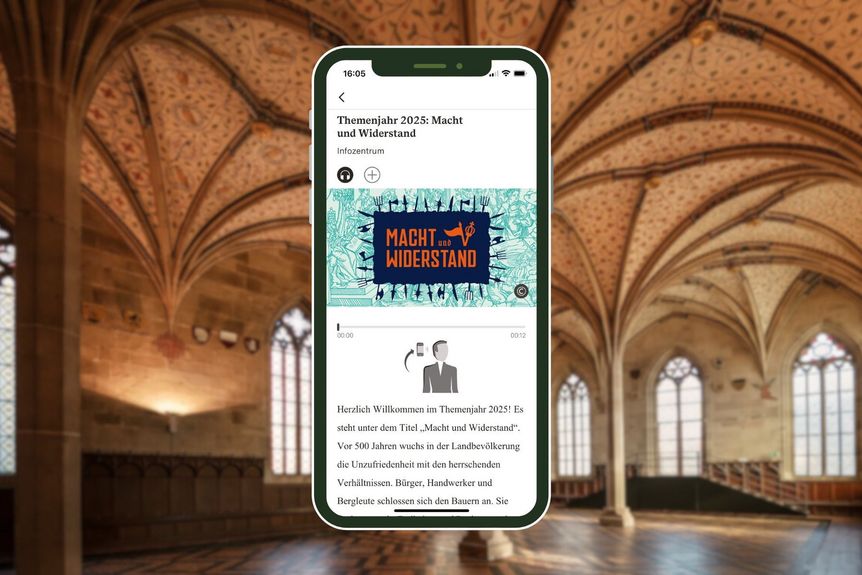 Smartphone mit Themenjahr-Tourstation vor dem Sommerrefektorium von Kloster Bebenhausen
