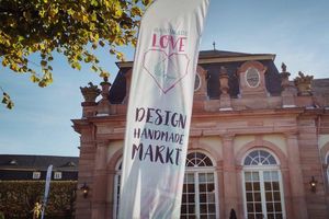 Schloss und Schlossgarten Schwetzingen, Südlicher Zirkelbau mit Banner des Designmarkts