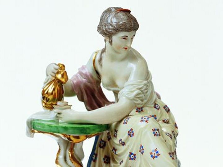 Foto: Landesmuseum Württemberg, Hendrik Zwietasch und Peter Frankenstein Ludwigsburg, Kaffeetrinkerin im Keramikmuseum