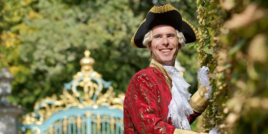 Foto: Staatliche Schlösser und Gärten Baden-Württemberg, Niels Schubert Kostümierter Gästeführer im Schlossgarten Schwetzingen