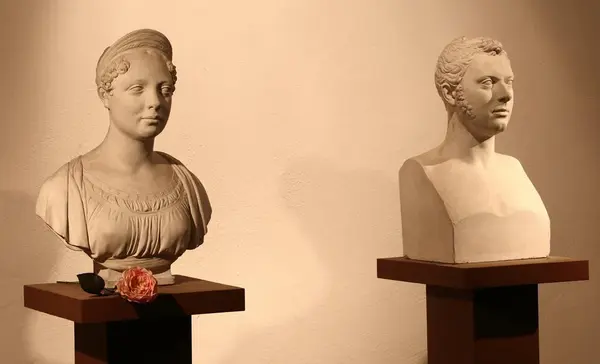 Foto: Staatliche Schlösser und Gärten Baden-Württemberg, Roland Rossner Grabkapelle auf dem Württemberg, Büsten Katharinas und Wilhelms I.