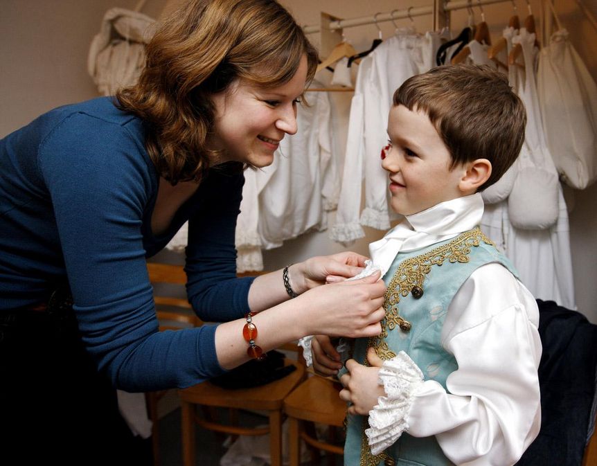 Junge wird historisch eingekleidet in Residenzschloss Ludwigsburg