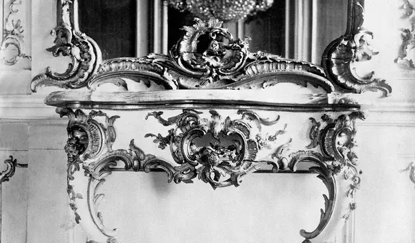 Foto: Staatliche Schlösser und Gärten Baden-Württemberg, Arnim Weischer Schloss Bruchsal, Konsoltisch im Musikzimmer, historische Aufnahme um 1870