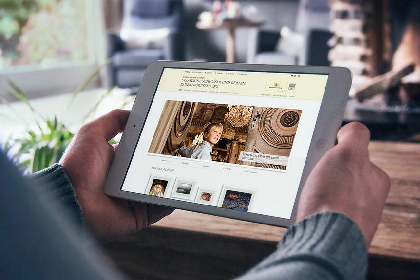 Ein Mann schaut unsere Internetseite an