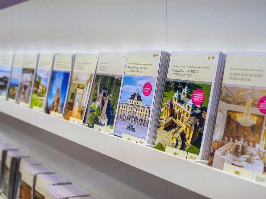 Foto: messe-fotografen-service Philipp Hüttenhein Unsere Broschüren in einem Regal