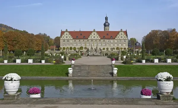 Foto: Staatliche Schlösser und Gärten Baden-Württemberg, Andrea Rachele Schloss Weikersheim, Blick über den Schlossgraben auf das Schloss