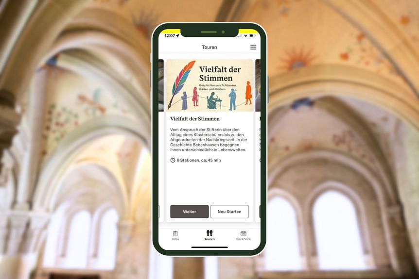 Smartphone mit Vielfalt-Tour vor dem Kapitelsaal von Kloster Bebenhausen
