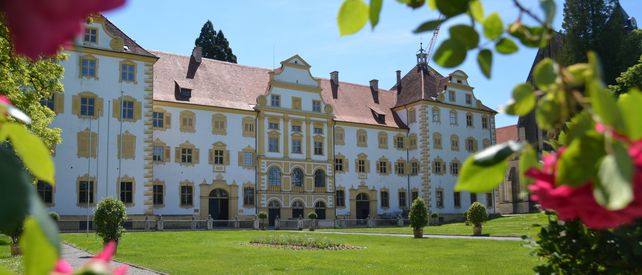 Kloster und Schloss Salem, außen, Schloss umringt von Blumen